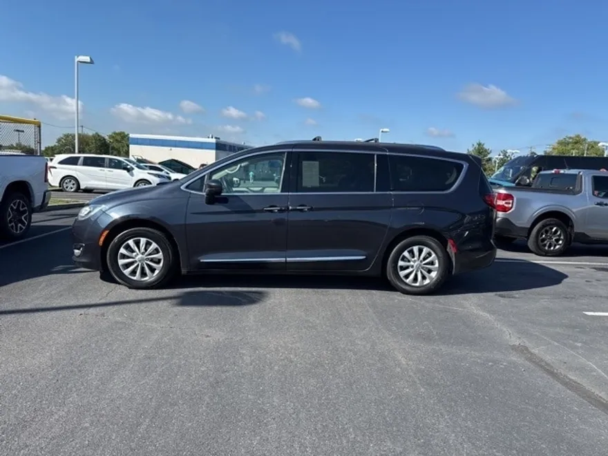 2019 Chrysler Pacifica Touring L photo 1