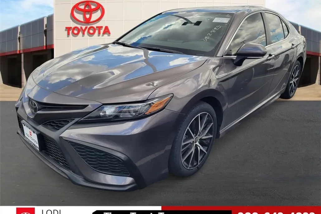 2022 Toyota Camry SE photo 1