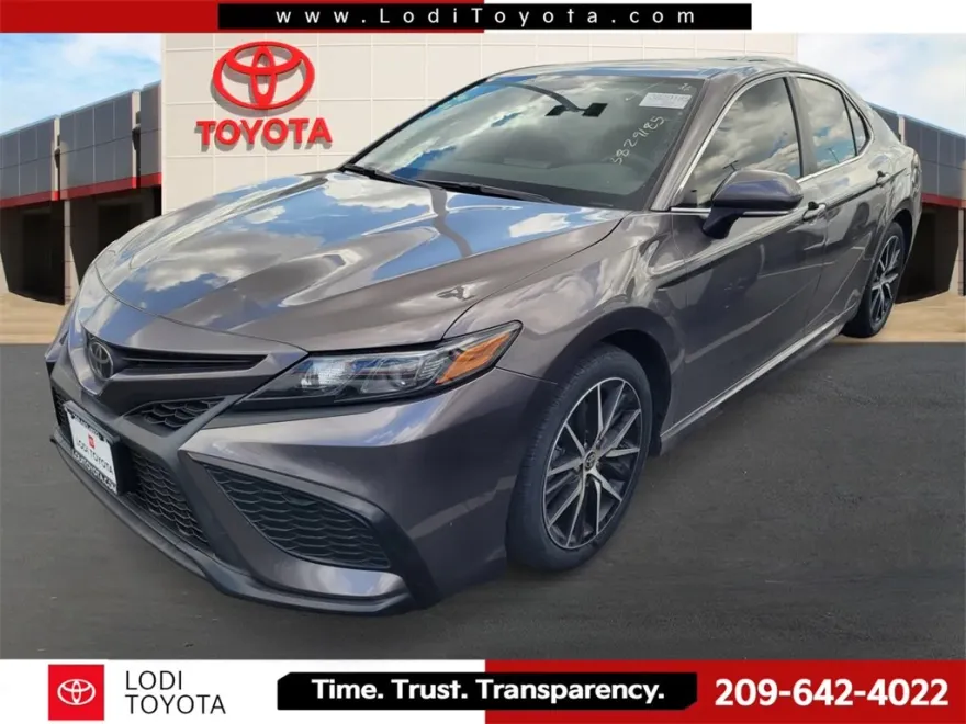 2022 Toyota Camry SE photo 1