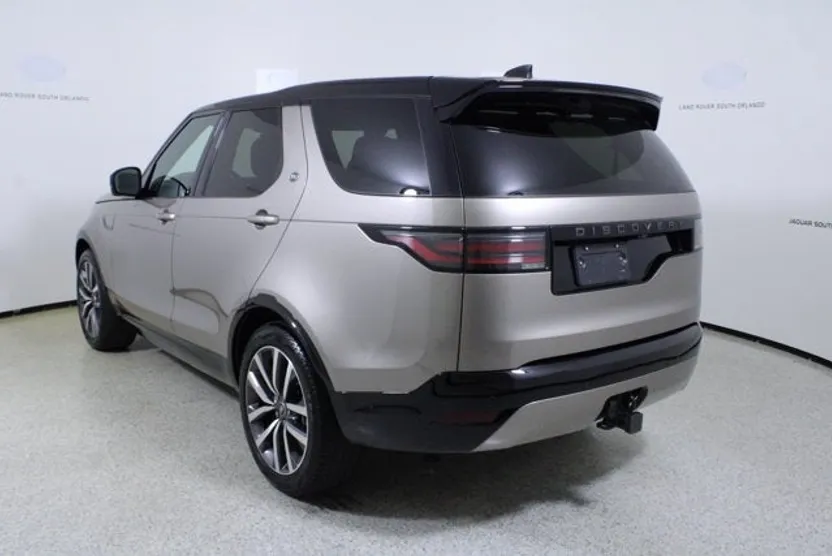 2024 Land Rover Discovery SE photo 1