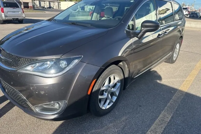 2017 Chrysler Pacifica Touring Plus photo 1