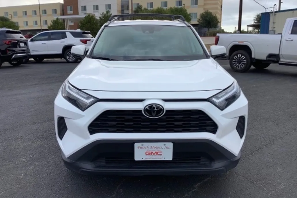 2022 Toyota RAV4 XLE photo 1