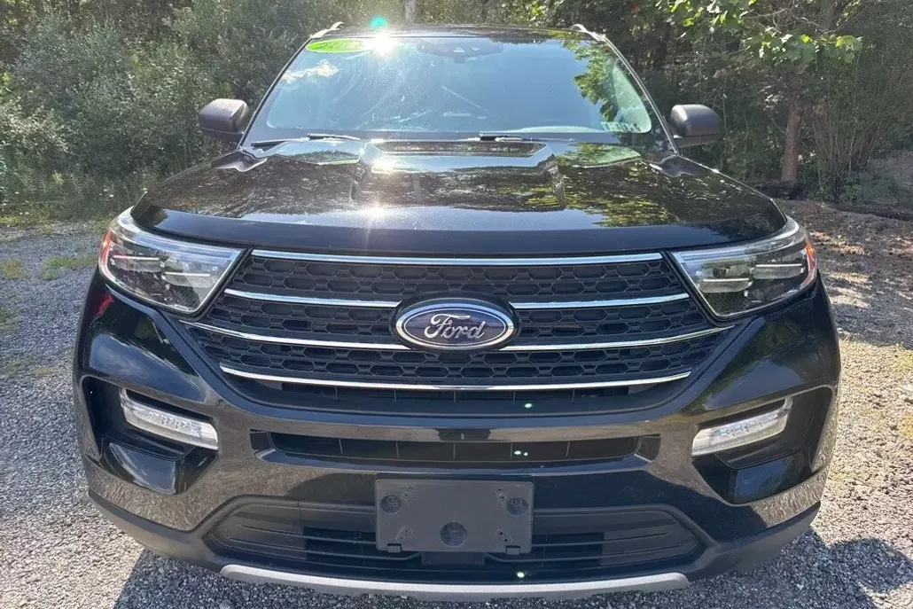 2023 Ford Explorer XLT photo 1
