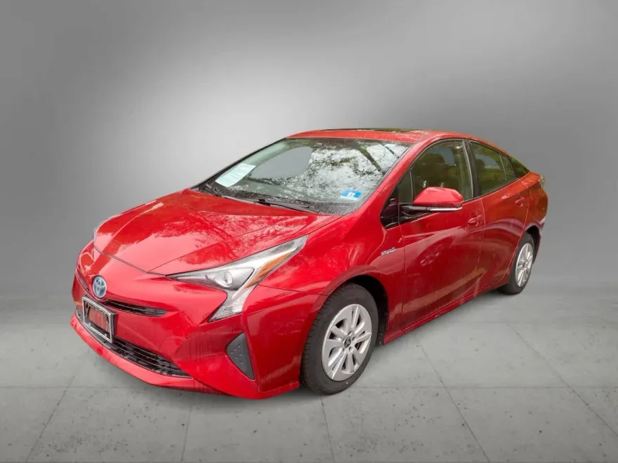 2016 Toyota Prius Three photo 1