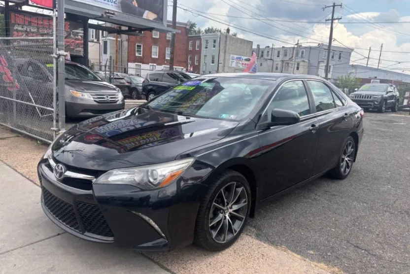 2017 Toyota Camry XLE photo 1