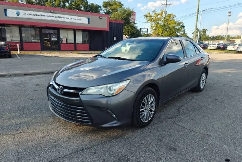 2017 Toyota Camry LE photo 1