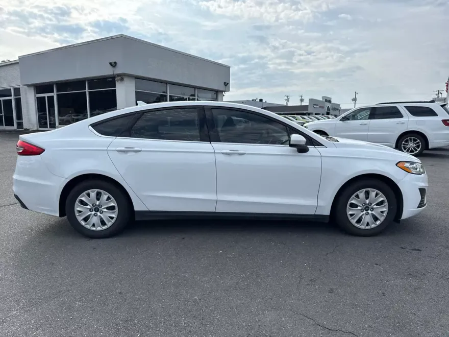 2020 Ford Fusion S photo 1