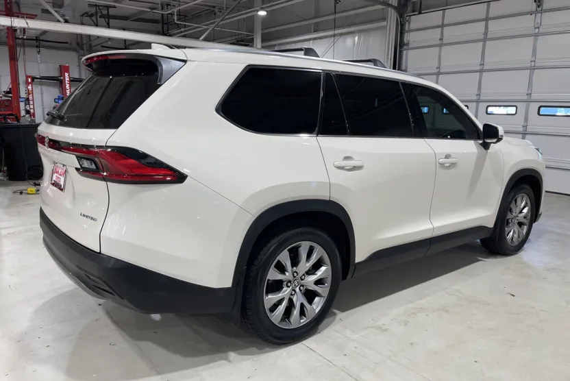 2024 Toyota Highlander Hybrid Limited photo 1