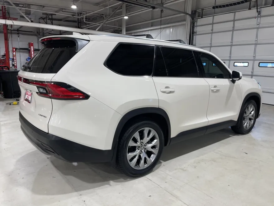 2024 Toyota Highlander Hybrid Limited photo 1
