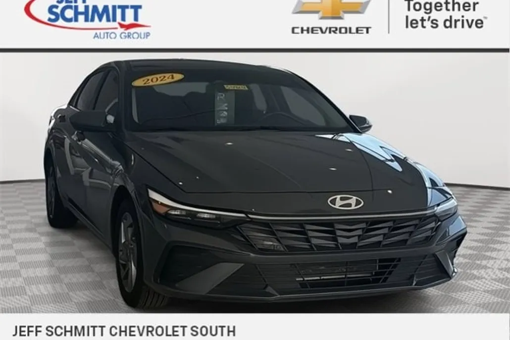 2024 Hyundai Elantra SEL photo 1