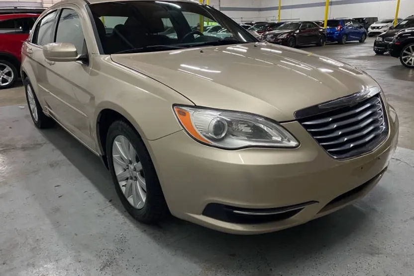 2014 Chrysler 200 Touring photo 1