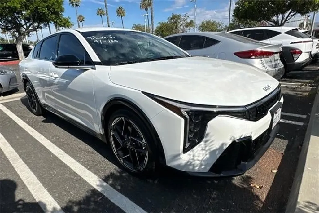 2025 Kia K4 GT-Line photo 1