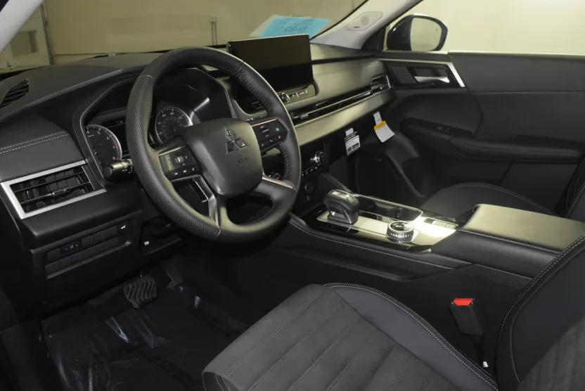 2025 Mitsubishi Outlander SE photo 1
