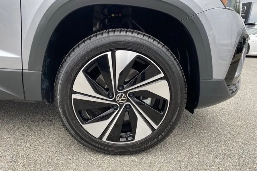 2024 Volkswagen Taos SE photo 1