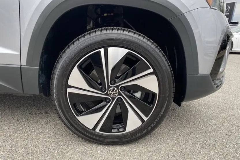 2024 Volkswagen Taos SE photo 1