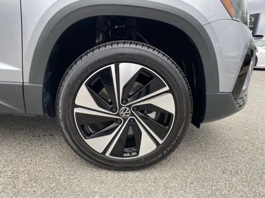 2024 Volkswagen Taos SE photo 1