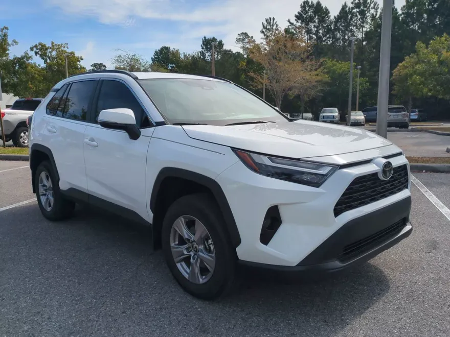 2025 Toyota RAV4 XLE photo 1