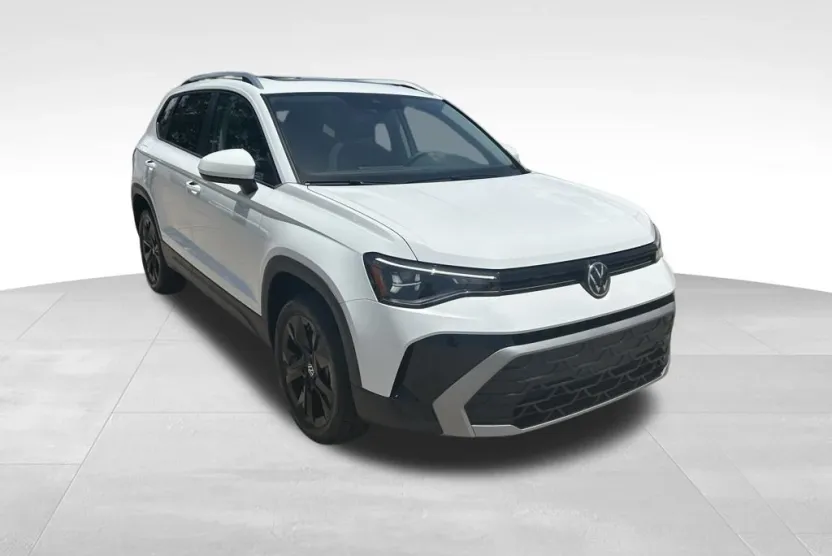 2025 Volkswagen Taos SE photo 1