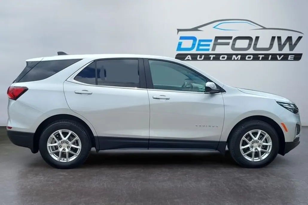 2022 Chevrolet Equinox LT photo 1