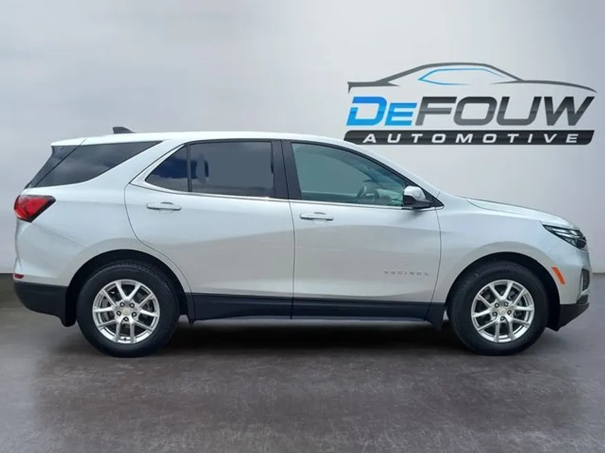 2022 Chevrolet Equinox LT photo 1