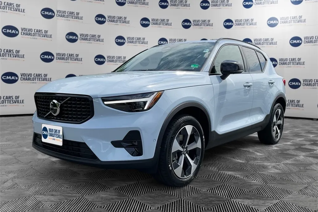 2026 Volvo XC40 AWD Plus photo 1