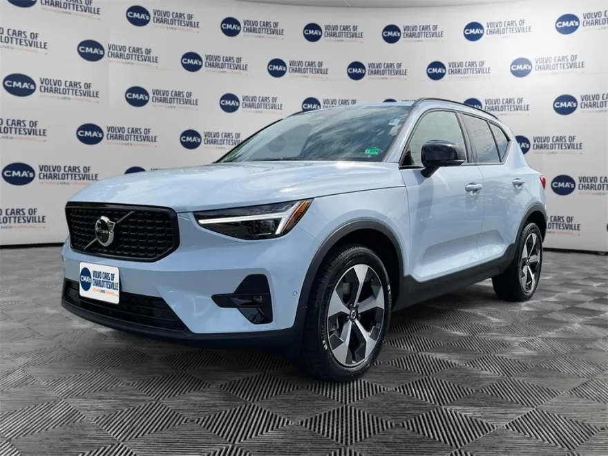 2026 Volvo XC40 AWD Plus photo 1