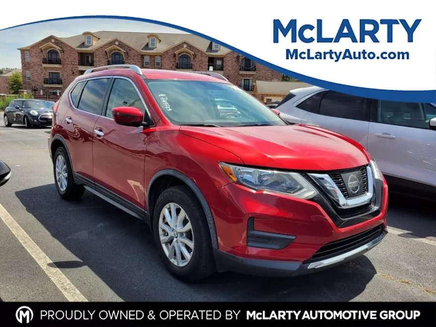 2017 Nissan Rogue SV photo 1