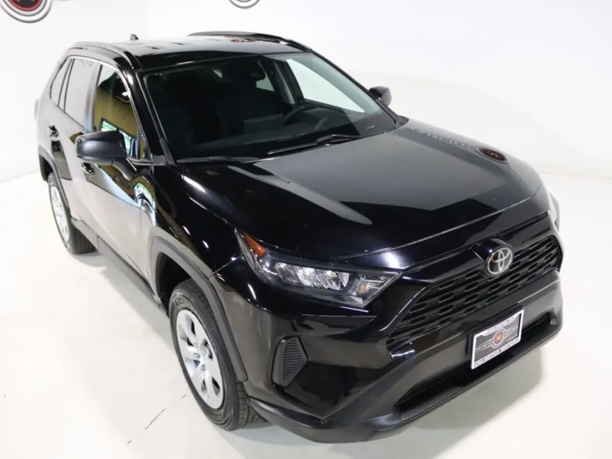 2021 Toyota RAV4 LE photo 1