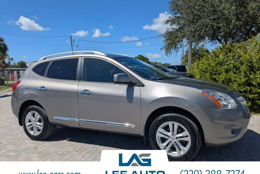 2013 Nissan Rogue SV photo 1