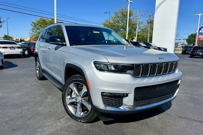 2023 Jeep Grand Cherokee Limited photo 1