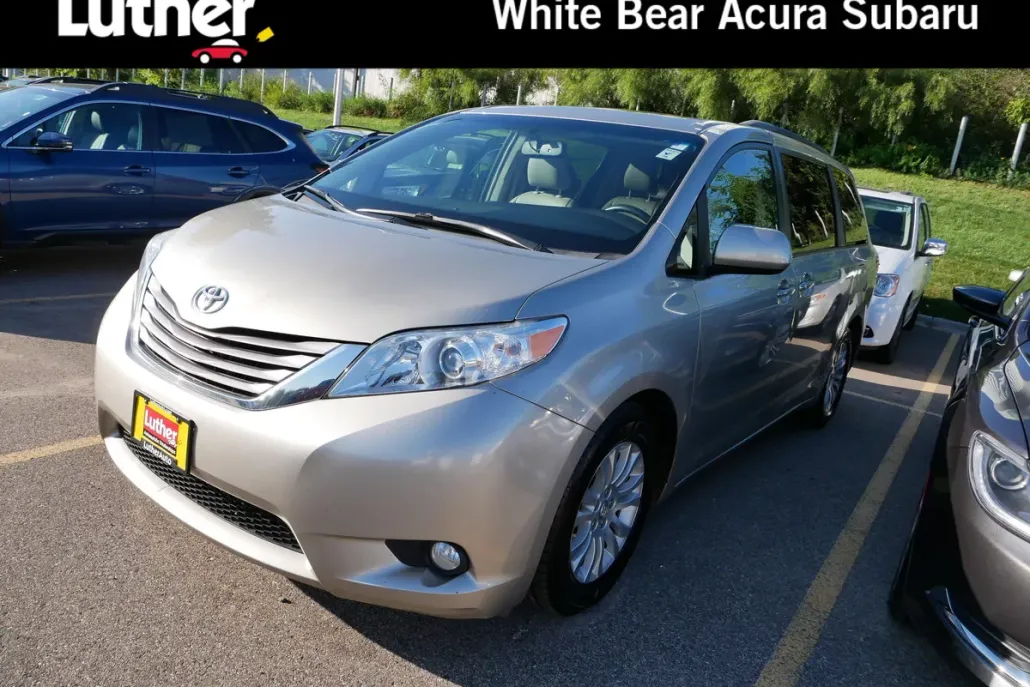 2016 Toyota Sienna XLE photo 1