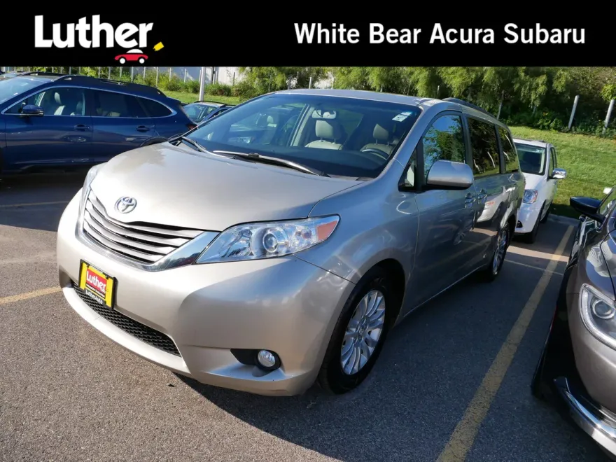 2016 Toyota Sienna XLE photo 1