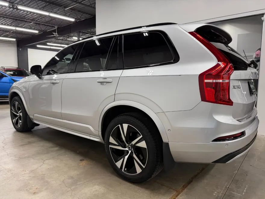 2022 Volvo XC90 Recharge T8 R-Design photo 1