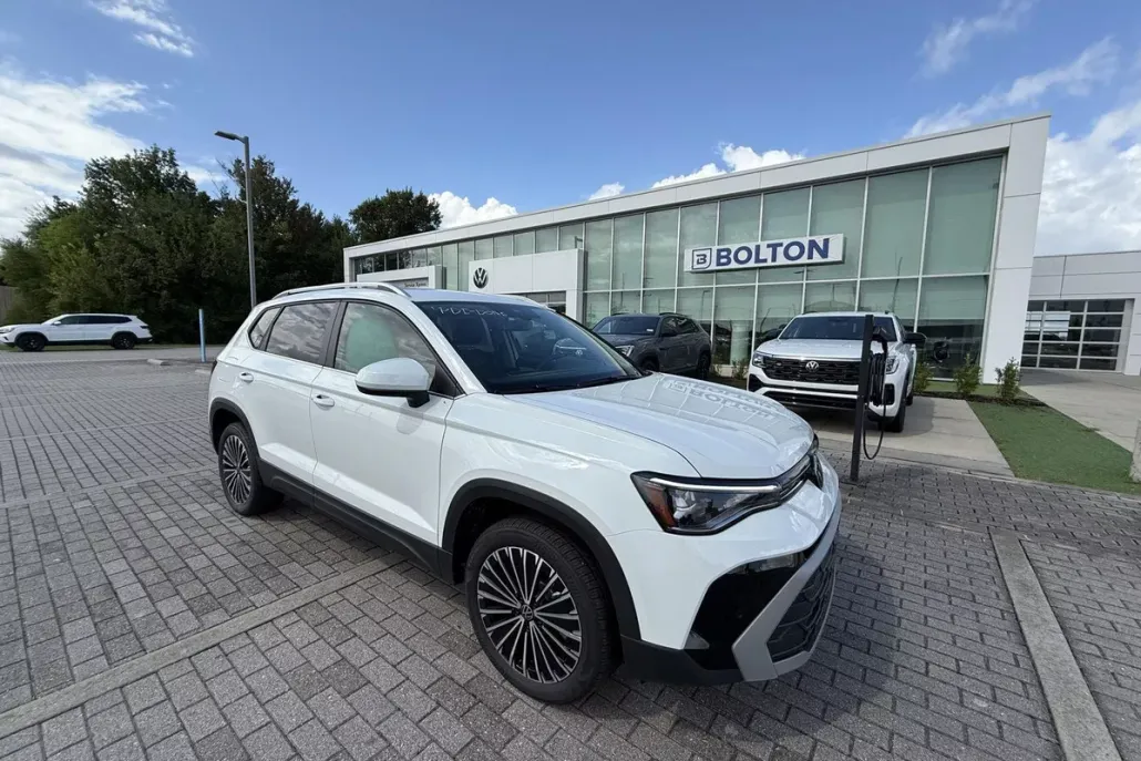 2025 Volkswagen Taos SE photo 1