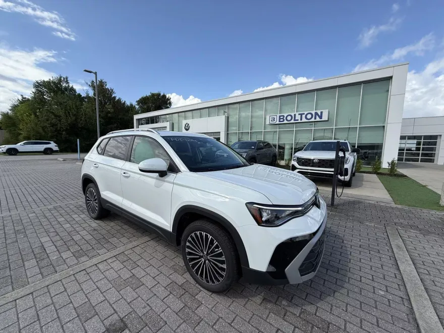 2025 Volkswagen Taos SE photo 1