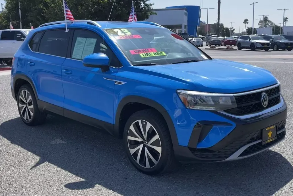 2023 Volkswagen Taos SE photo 1