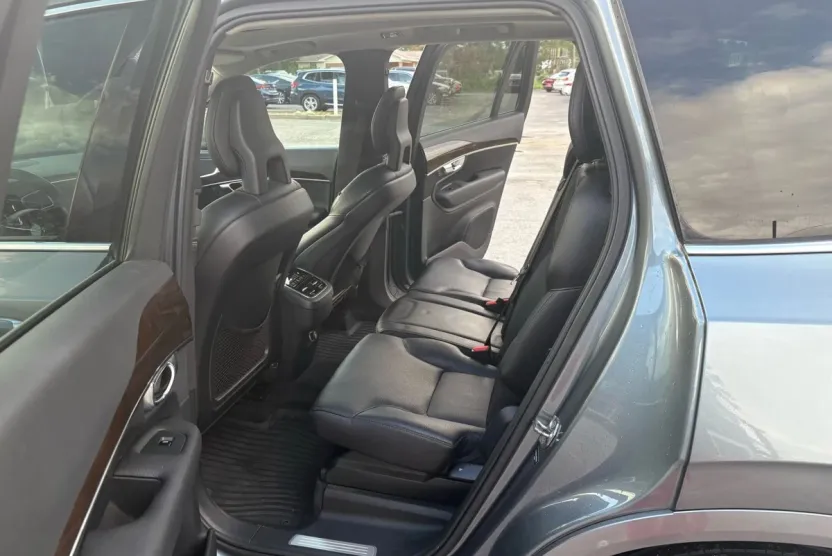2016 Volvo XC90 Momentum photo 1