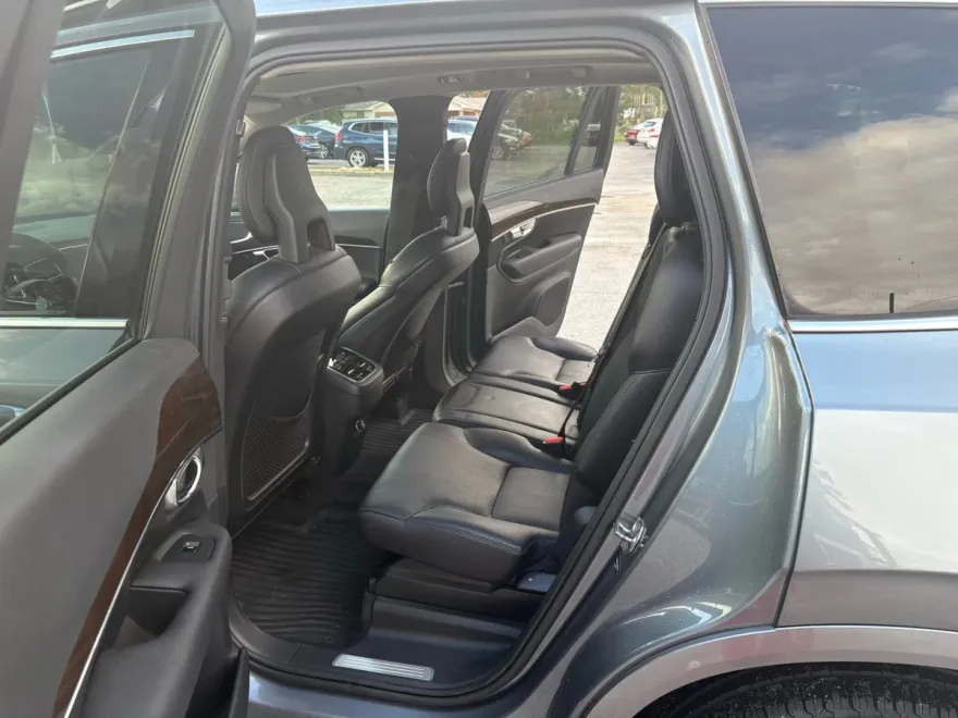 2016 Volvo XC90 Momentum photo 1