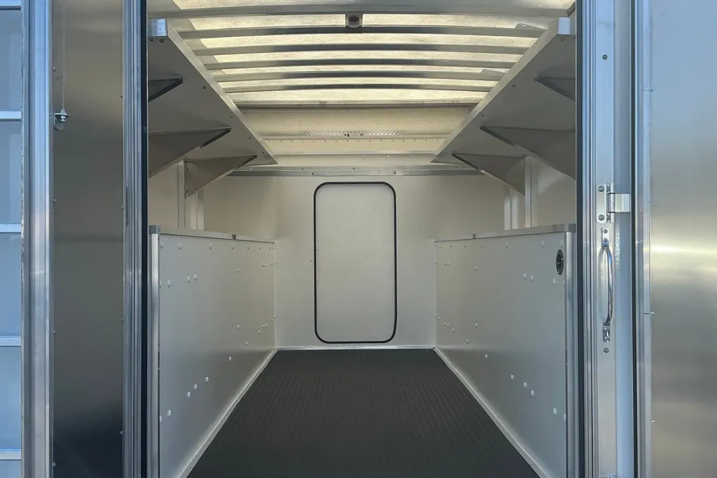 2025 Chevrolet Express Cutaway 3500 photo 1