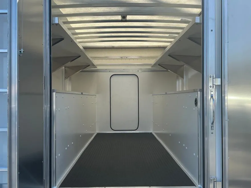 2025 Chevrolet Express Cutaway 3500 photo 1