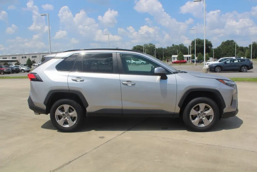 2023 Toyota RAV4 XLE photo 1