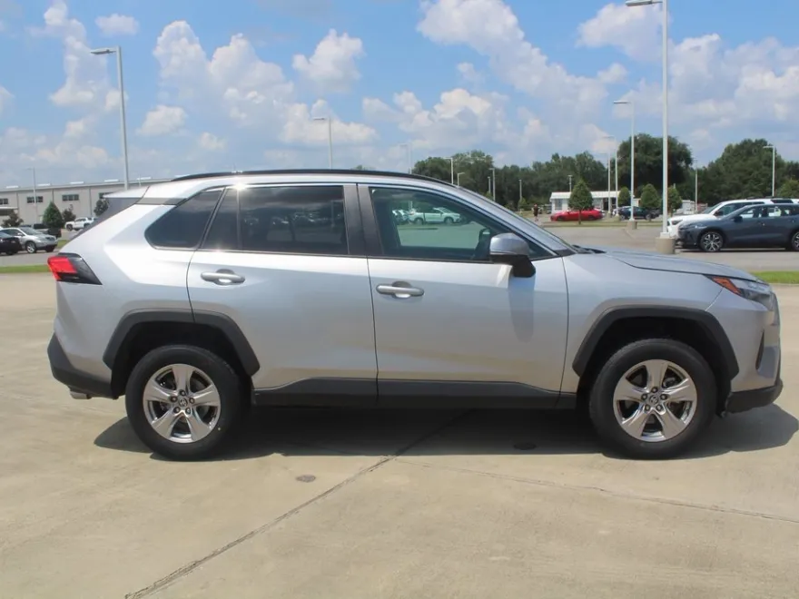 2023 Toyota RAV4 XLE photo 1