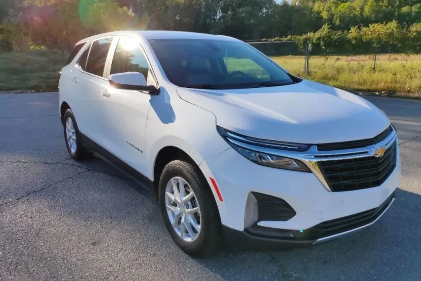2023 Chevrolet Equinox LT photo 1