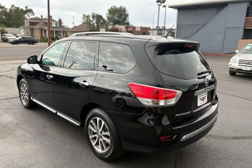 2013 Nissan Pathfinder SV photo 1