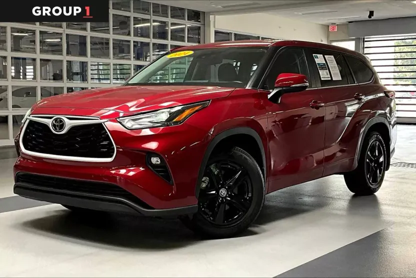 2024 Toyota Highlander LE photo 1