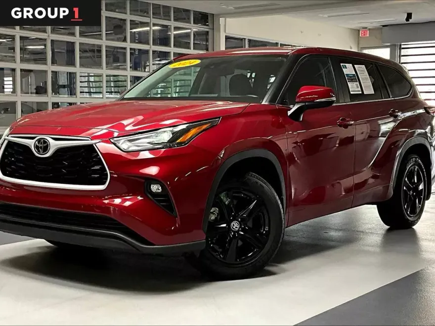 2024 Toyota Highlander LE photo 1