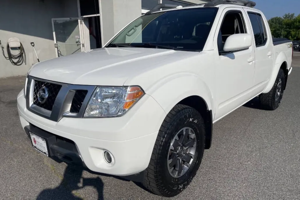 2016 Nissan Frontier Crew Cab photo 1