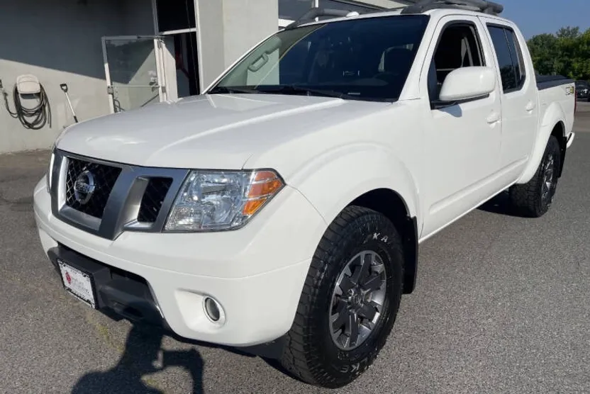 2016 Nissan Frontier Crew Cab photo 1