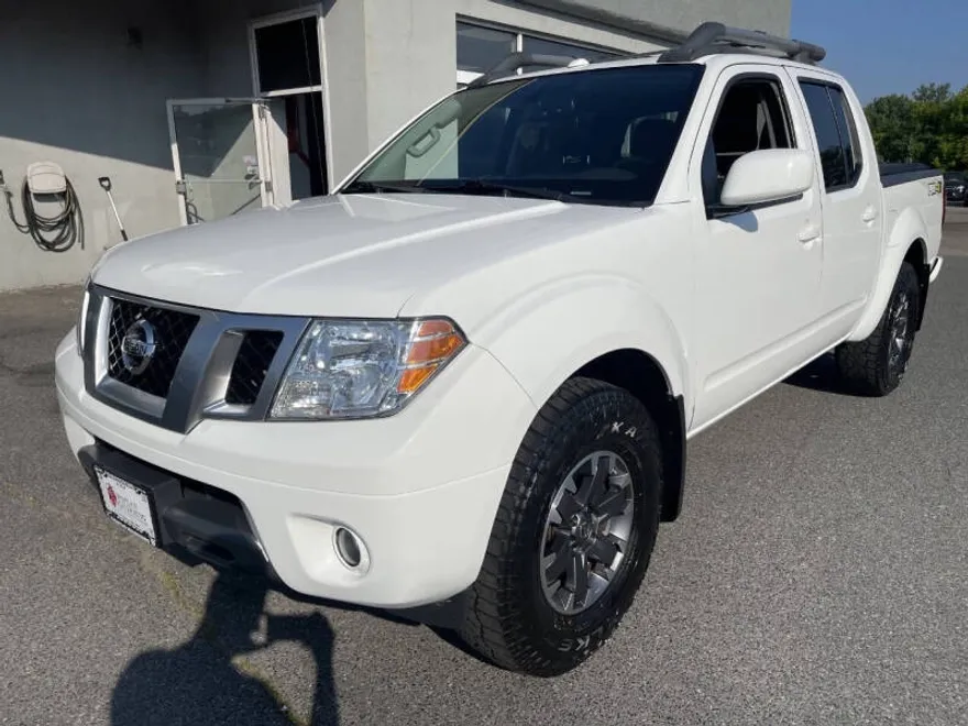 2016 Nissan Frontier Crew Cab photo 1