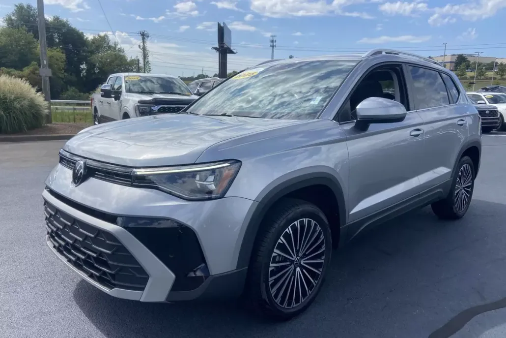2025 Volkswagen Taos SE photo 1